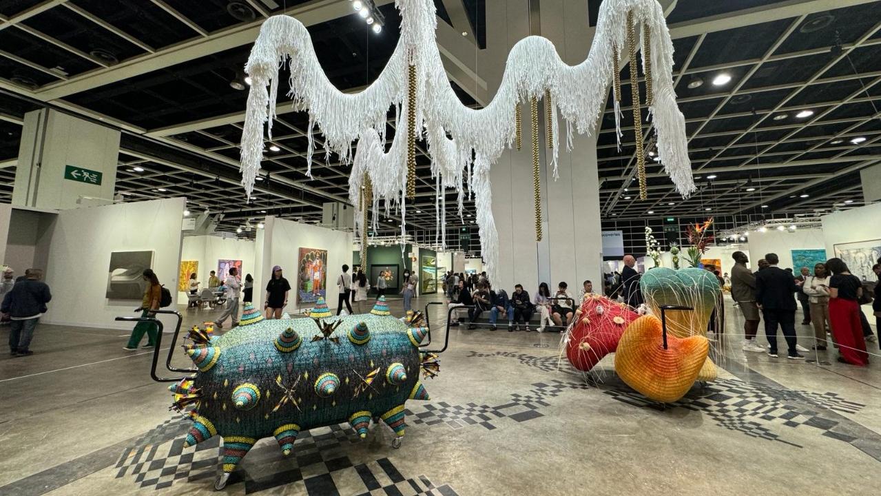 巴塞爾藝術展的巨型裝置，不是追求美，而是出格。