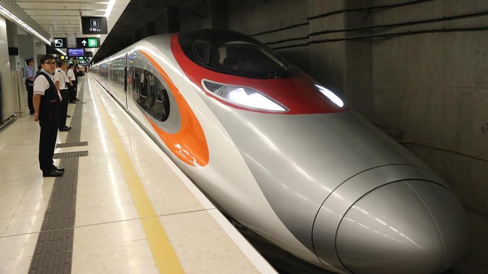 兩班原定來往香港西九龍站至廣州南的高鐵列車，由於天氣情況惡劣，更改為來往香港西九龍站至深圳北。(資料圖片)