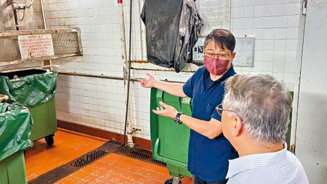 環保署長到先行試點聽民意  三無大廈居民：計劃實行難 指定袋收費過高