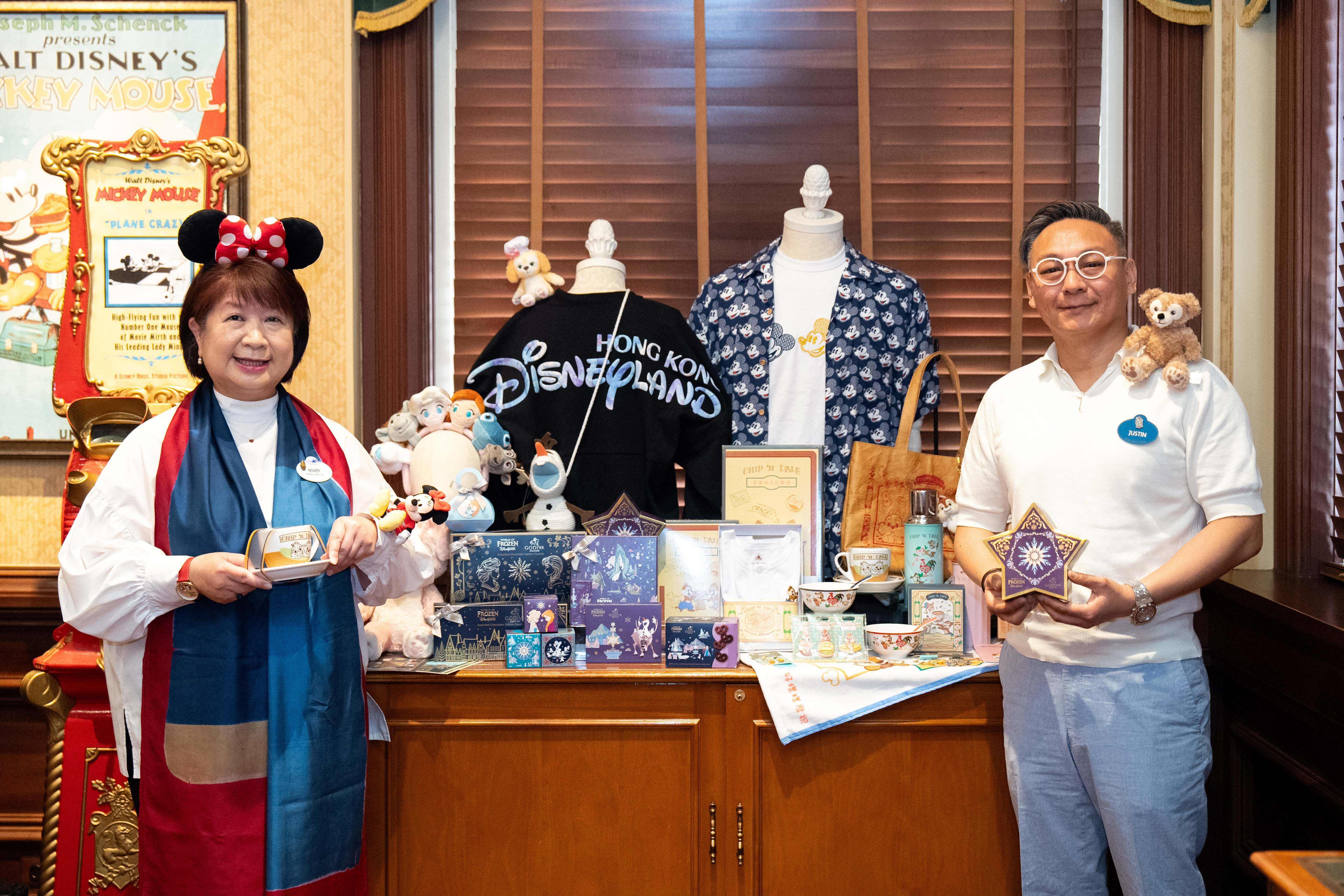 香港迪士尼樂園品牌成功的背後 以四大商品營運策略 成功引領「迪士尼主題穿搭」潮流 讓賓客將魔法帶回家