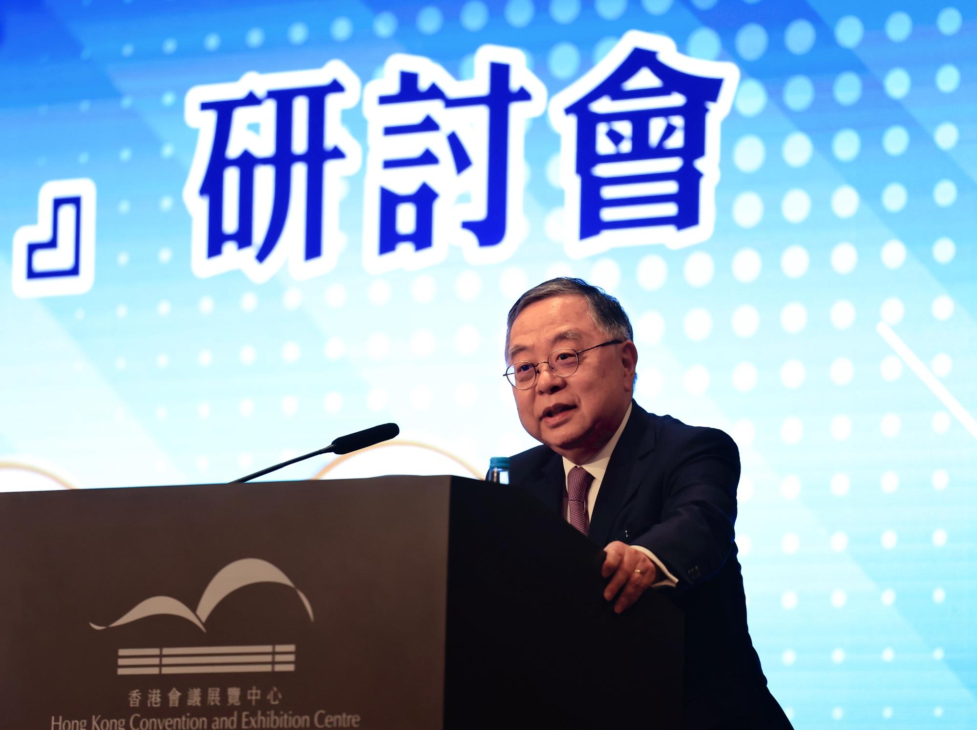 香港發展論壇主辦的「拼經濟，如何拼？」研討會在香港會展中心舉辦，香港發展論壇召集人陳啟宗致辭。（中通社）