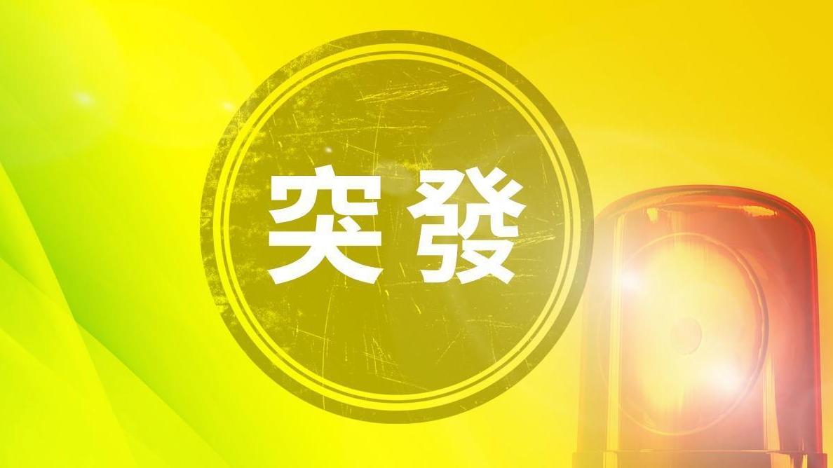 今（24日）傍晚近6時，警方接獲一名54歲女子於荔景邨和景樓的住所內報案，指她早前曾與其丈夫因家庭問題爭執，其間懷疑被丈夫以言語恐嚇。