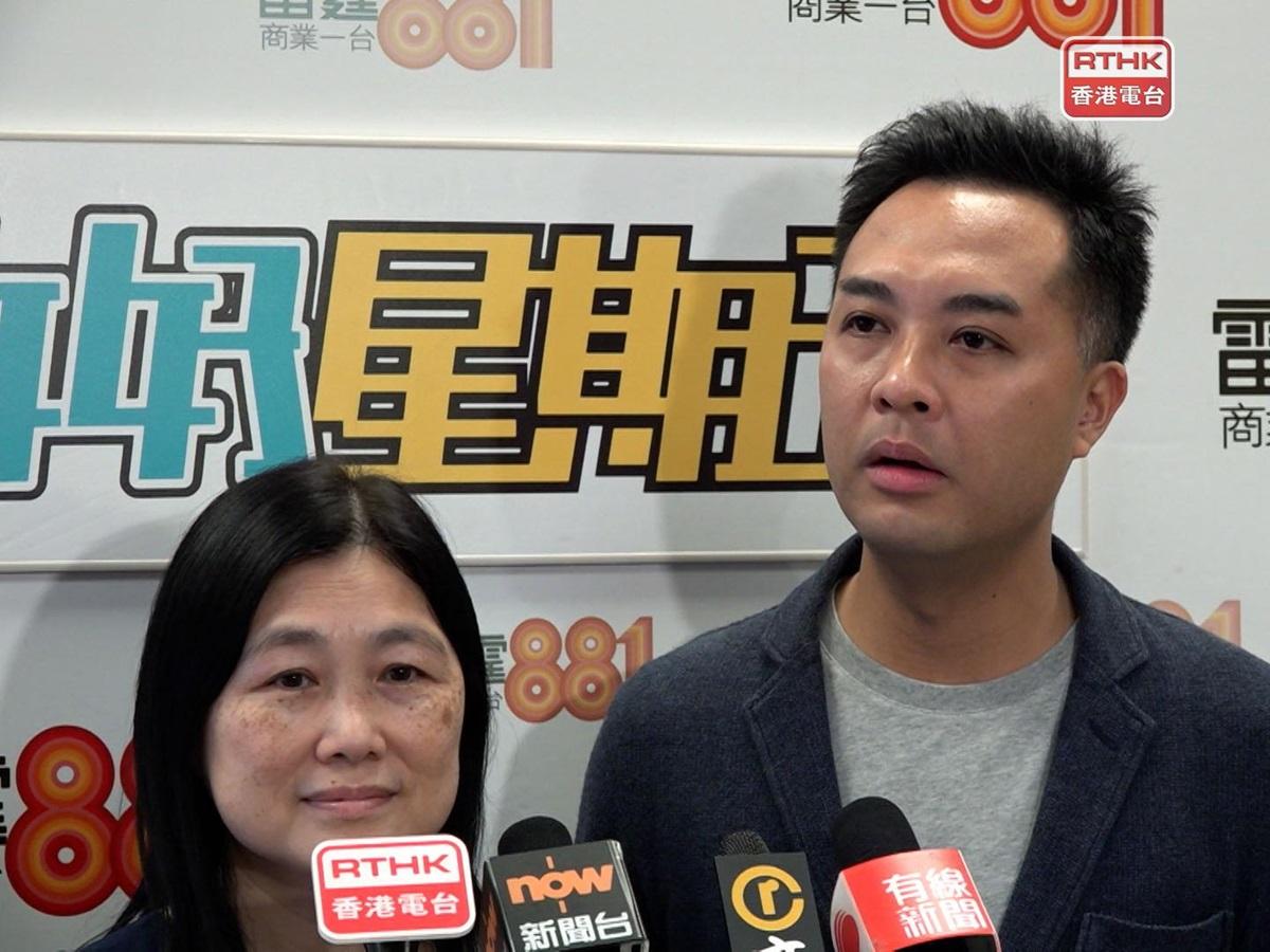 黃翠玲(左)認為知情不報最高可判處監禁是合理罰則，旁為黃梓謙。(港台圖片)