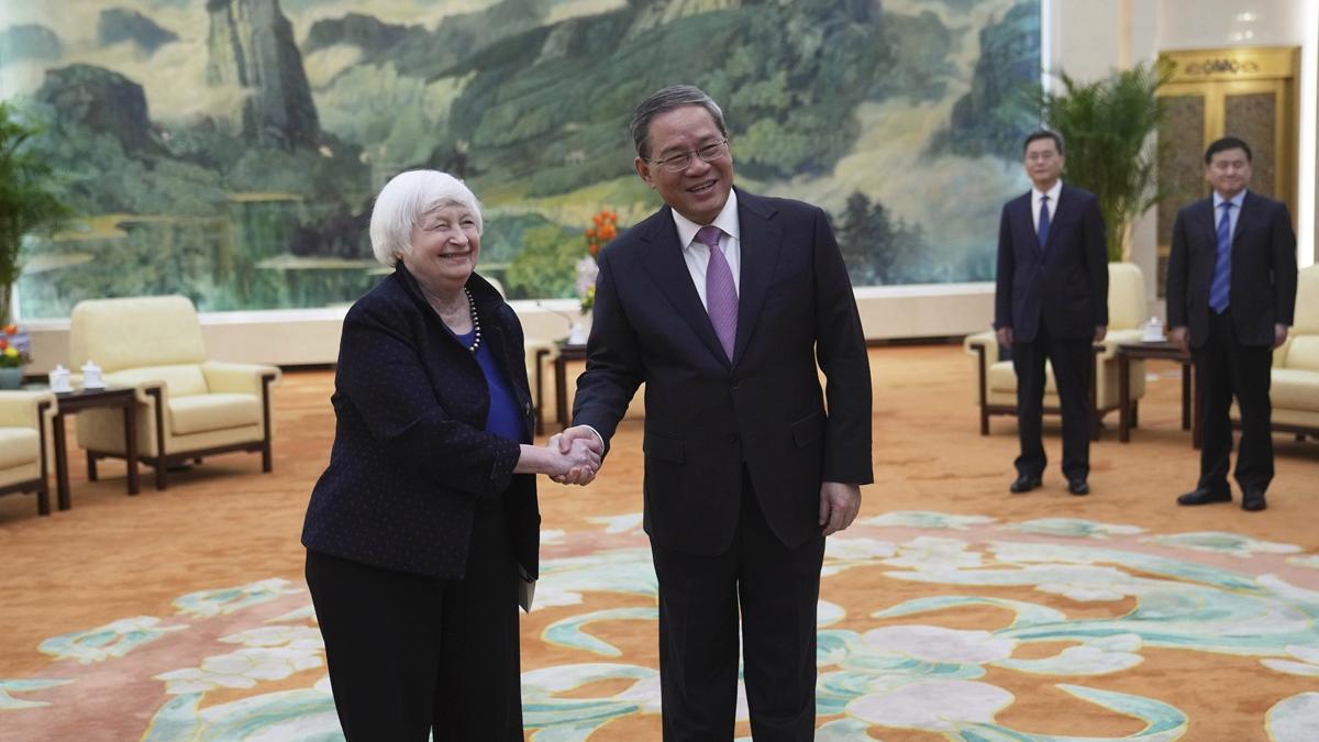 耶倫(左)今日在北京與李強(右)會面。(美聯社)