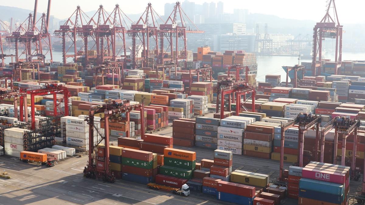 有全球港口吞吐量最新統計數據顯示，香港跌出全球十大貨櫃港口之列。(資料圖片／鍾式明攝)