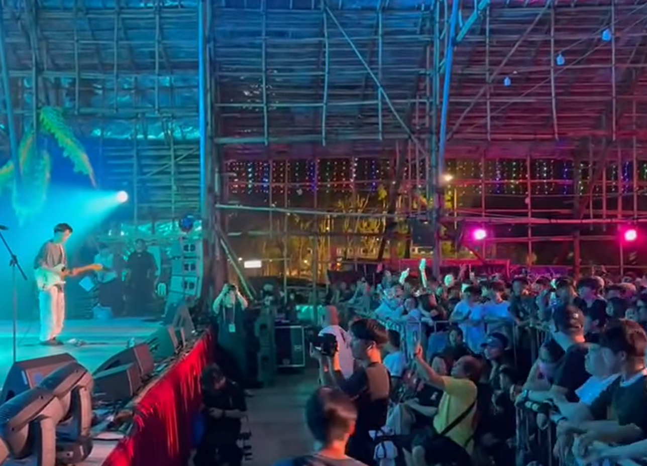  葵青區於本月12至14日舉辦青衣戲棚活動，除了傳統神功戲，更有團體辦音樂節，邀請多支樂隊表演，吸引大批年輕人入場，場面熱烈。(影片截圖)