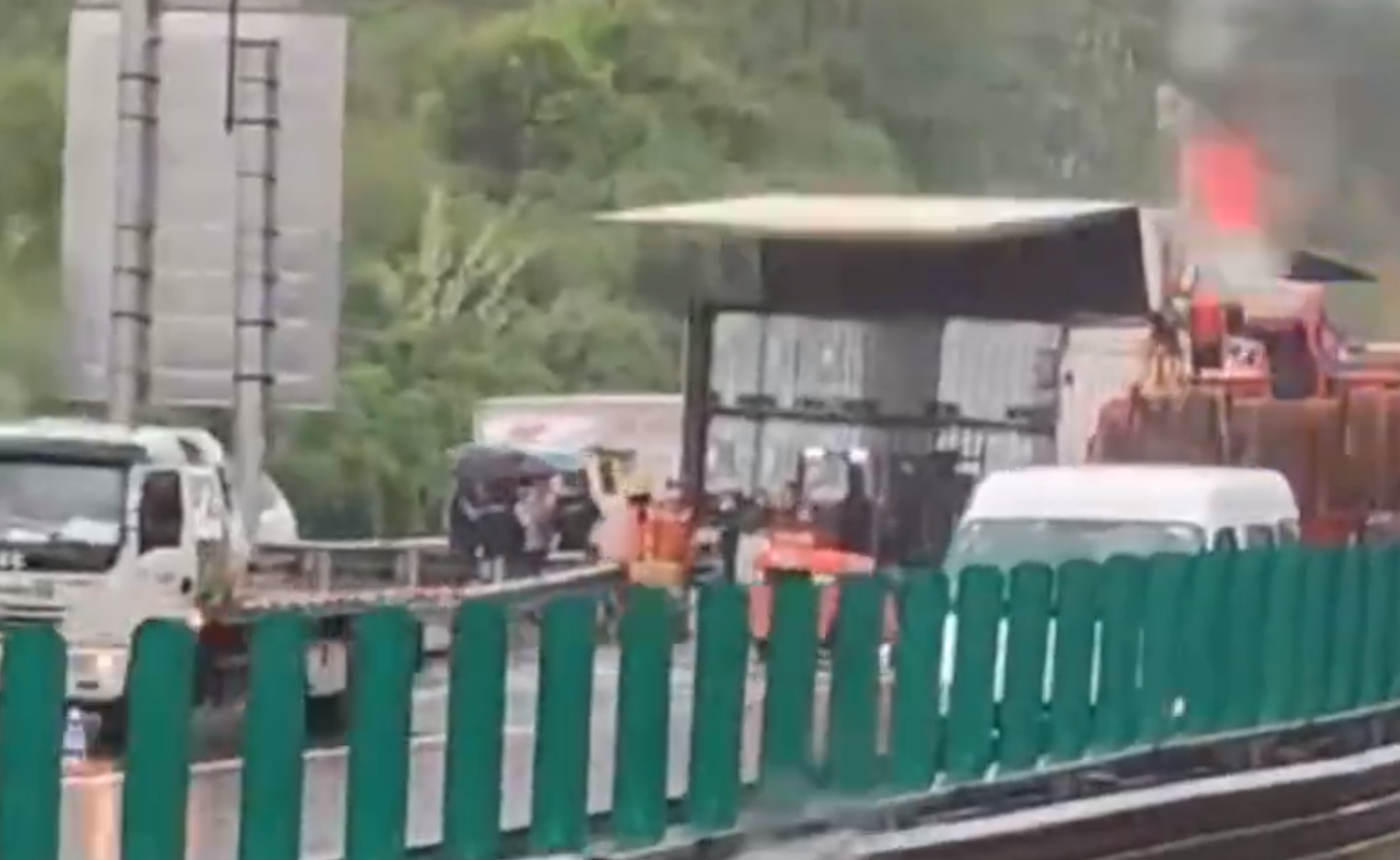 京港澳高速公路的湖南省湘潭市昭山境內路段發生一宗危化品運輸車與兩車刮擦相撞的交通事故，致危化品運輸車內裝載的桶裝甲苯二異氰酸酯部分散落，少量危化品洩漏，無人傷亡。（影片截圖）