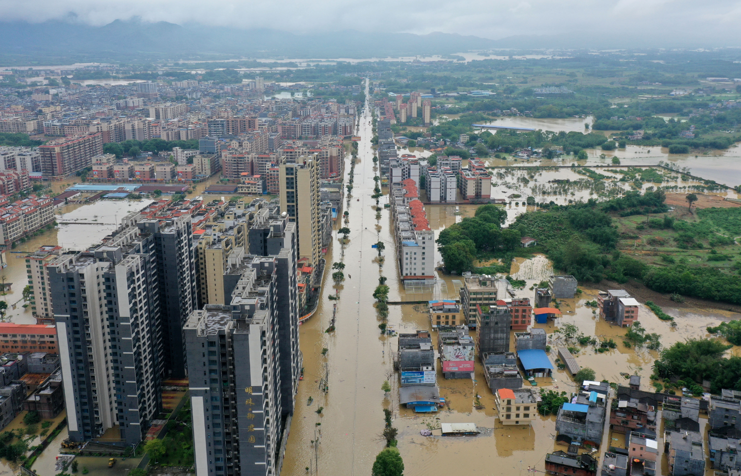 廣東暴雨｜4月21日在廣東清遠英德市浛洸鎮拍攝的被洪水淹沒的區域（新華社）