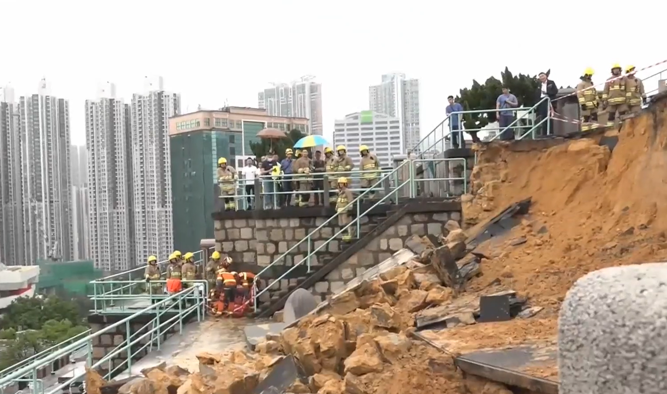 荃灣華人永遠墳場有護土牆倒塌(有線新聞畫面)