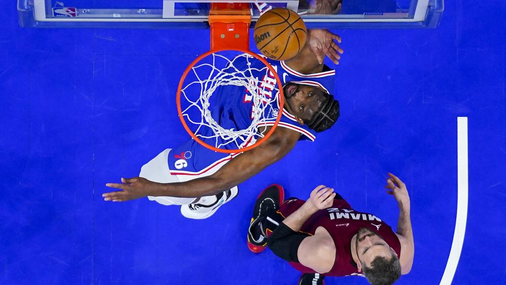 76人在附加賽險勝熱火晉級。(美聯社)