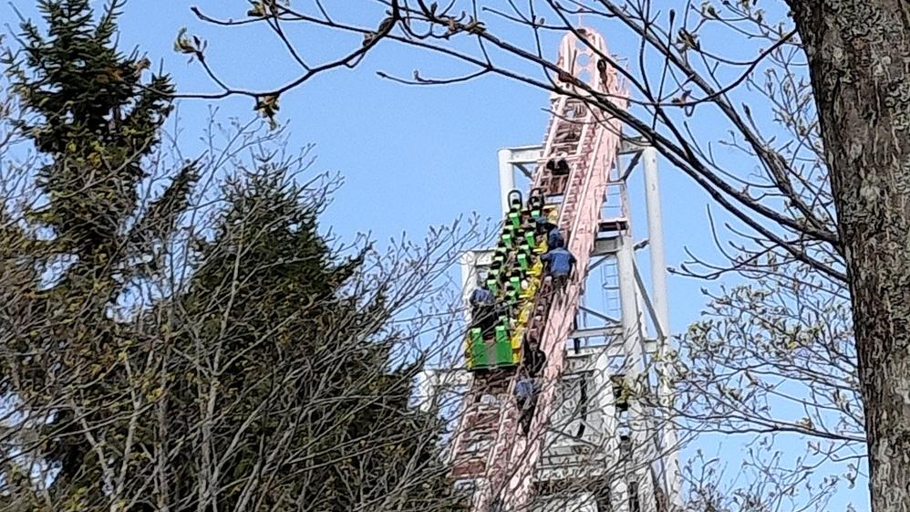 北海道的一個遊樂場過山車突然停駛。(X)