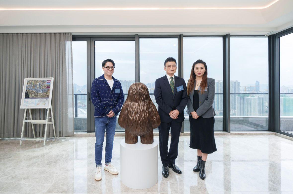 恒地一部總經理林達民(中)，與韓國藝術家姜錫鉉(左)及Lucie Chang Fine Arts創辦人常越(右)，一同出席今日記招。