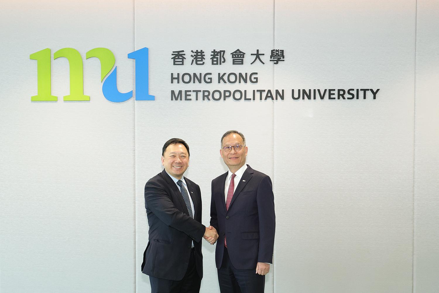 校董會主席黃天祥（左）恭賀林群聲（右）續任校長