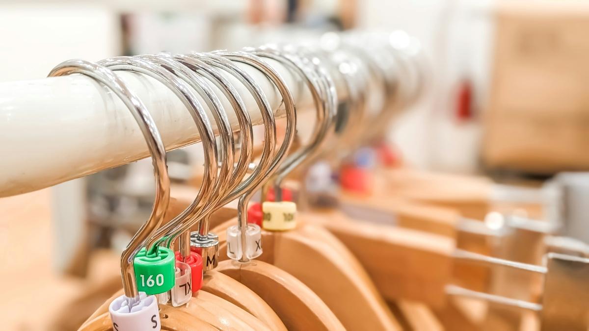 夏天衣服收納｜短裙、連身裙用口袋摺疊法 方便又節省空間