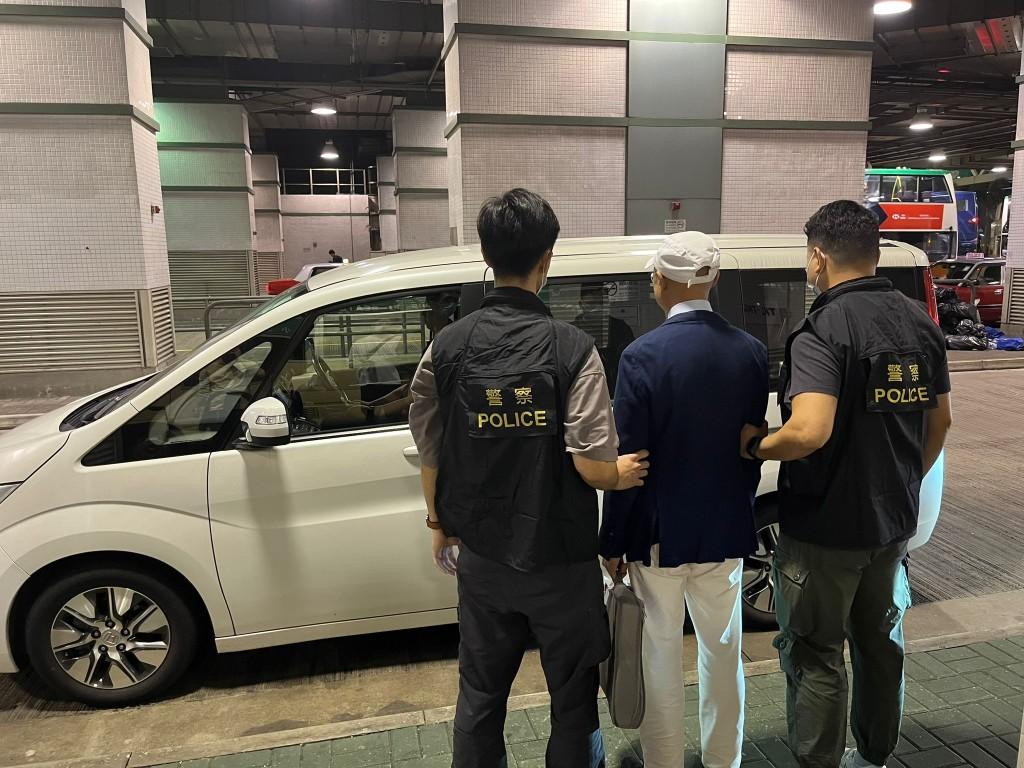 將軍澳六旬漢 涉燒單車及破壞大廈閘門被捕 (警方圖片)