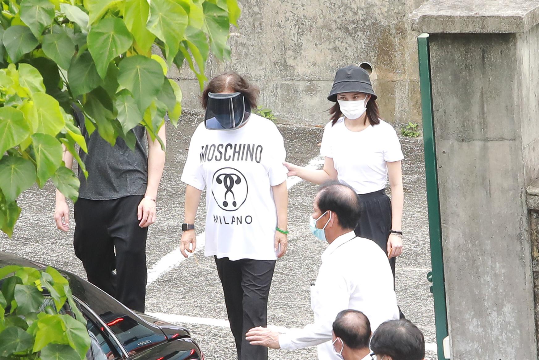 清明節｜何超蓮暗示唔夠瞓 晨早陪三太陳婉珍掃墓 