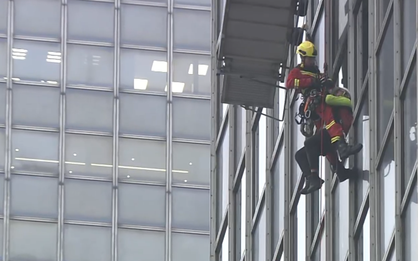 信德中心吊船故障兩工人被困  消防游繩高空拯救(now新聞截圖)
