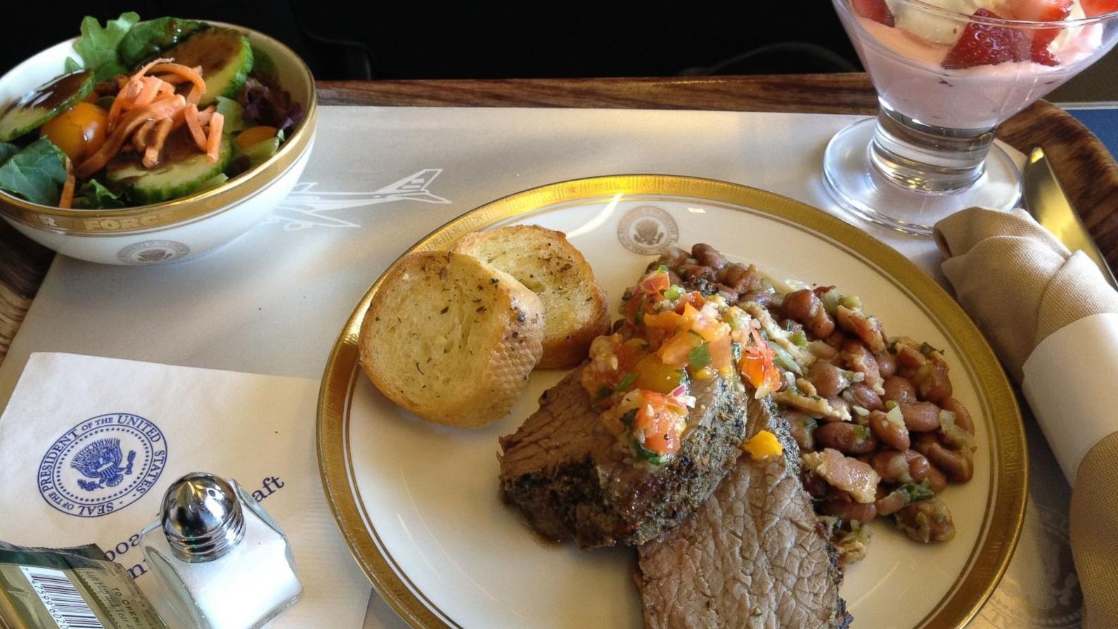 空軍一號上印有專屬徽章的餐具和餐巾。(互聯網)