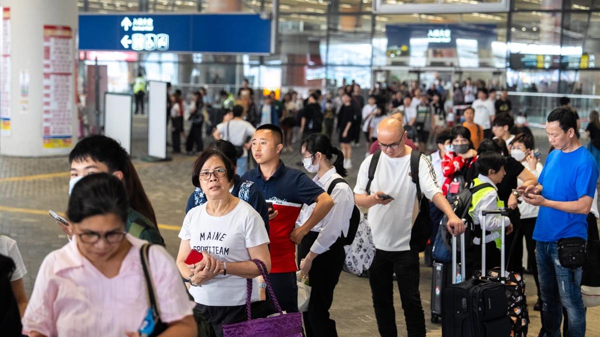 大批港人下午經港珠澳大橋回港。(林靄怡攝)