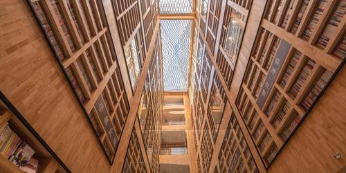 羅浮宮+哈利波特？打卡廣州米谷書店30米「魔法」書牆