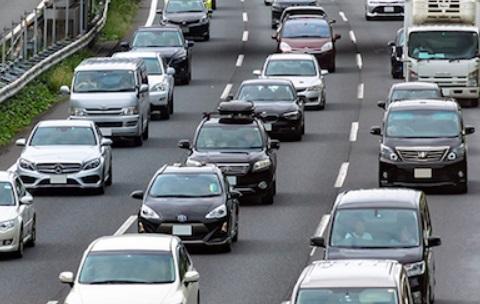 日本從周一(4月1日)起有條件批准一般駕駛者使用自用車收費載客，即所謂的「白牌車」。(互聯網)