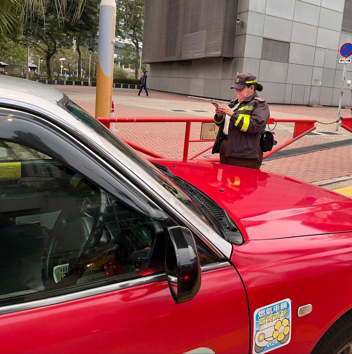 荃灣警區一連兩日打擊的士違例及違泊。(警方提供)