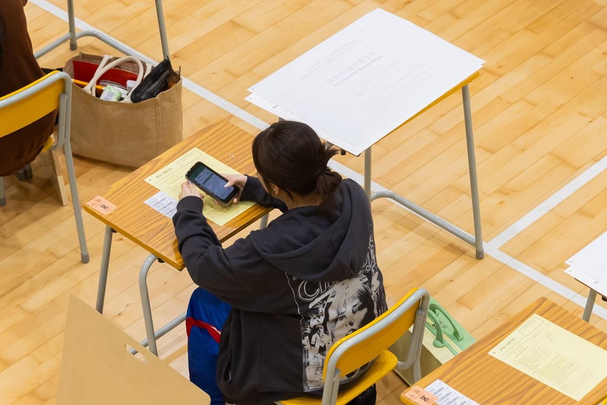 考評局宣布暫停使用「監考易」，但維持要求考生使用「報到易」自行報到。(考評局提供)