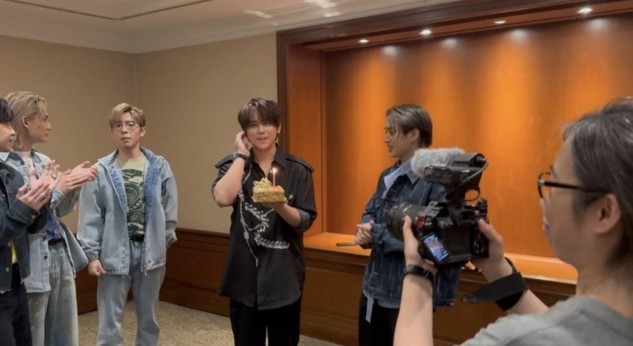 姜濤生日｜Edan公開壽星仔瞓覺扯鼻鼾短片 獲全員大唱生日歌自嘲有「尷尬癌」