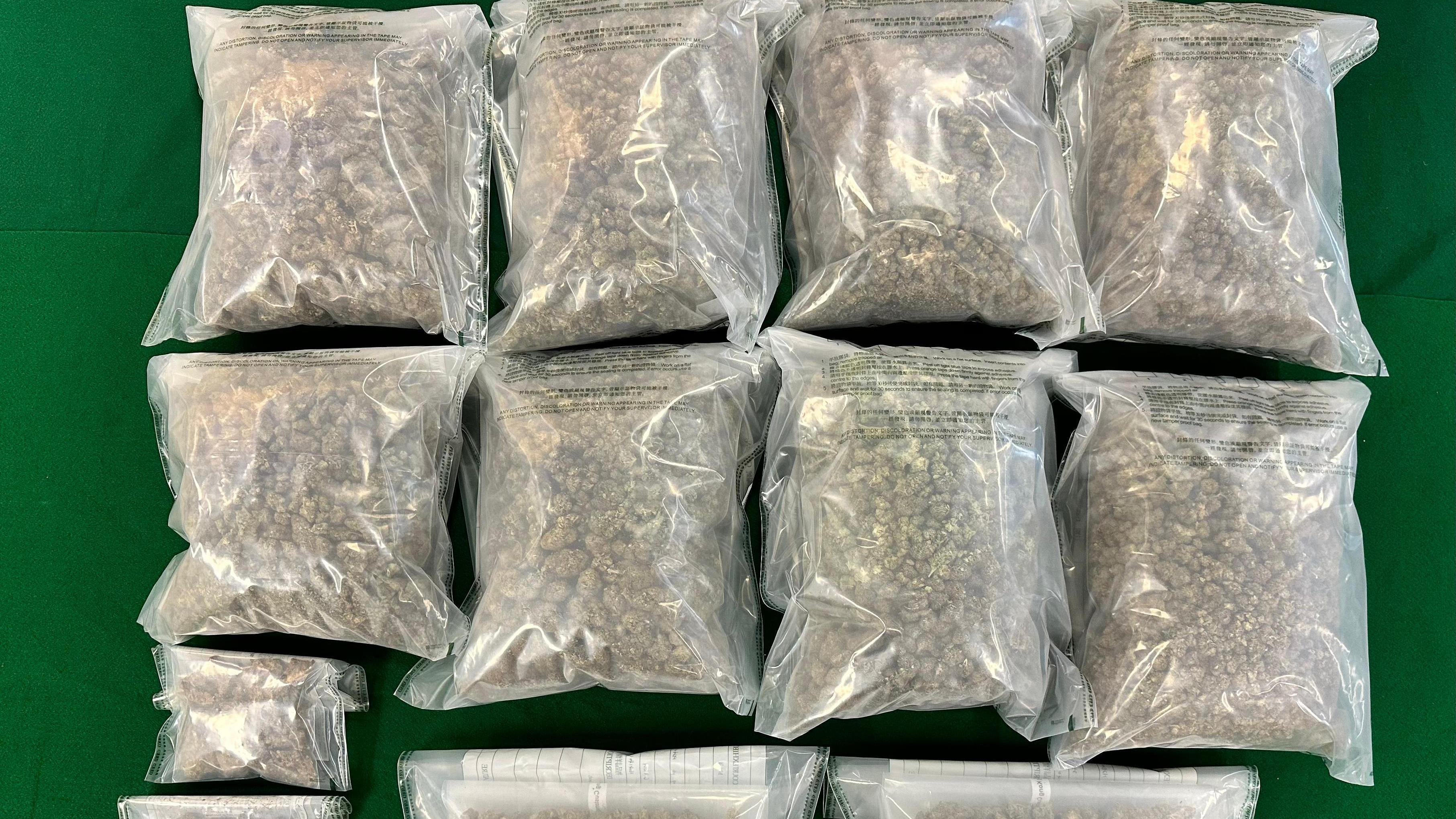 香港海關昨日（6日）在元朗檢獲約9.5公斤懷疑大麻花及約30克懷疑霹靂可卡因，估計市值共約220萬元。圖示檢獲的懷疑毒品。(政府新聞處提供)