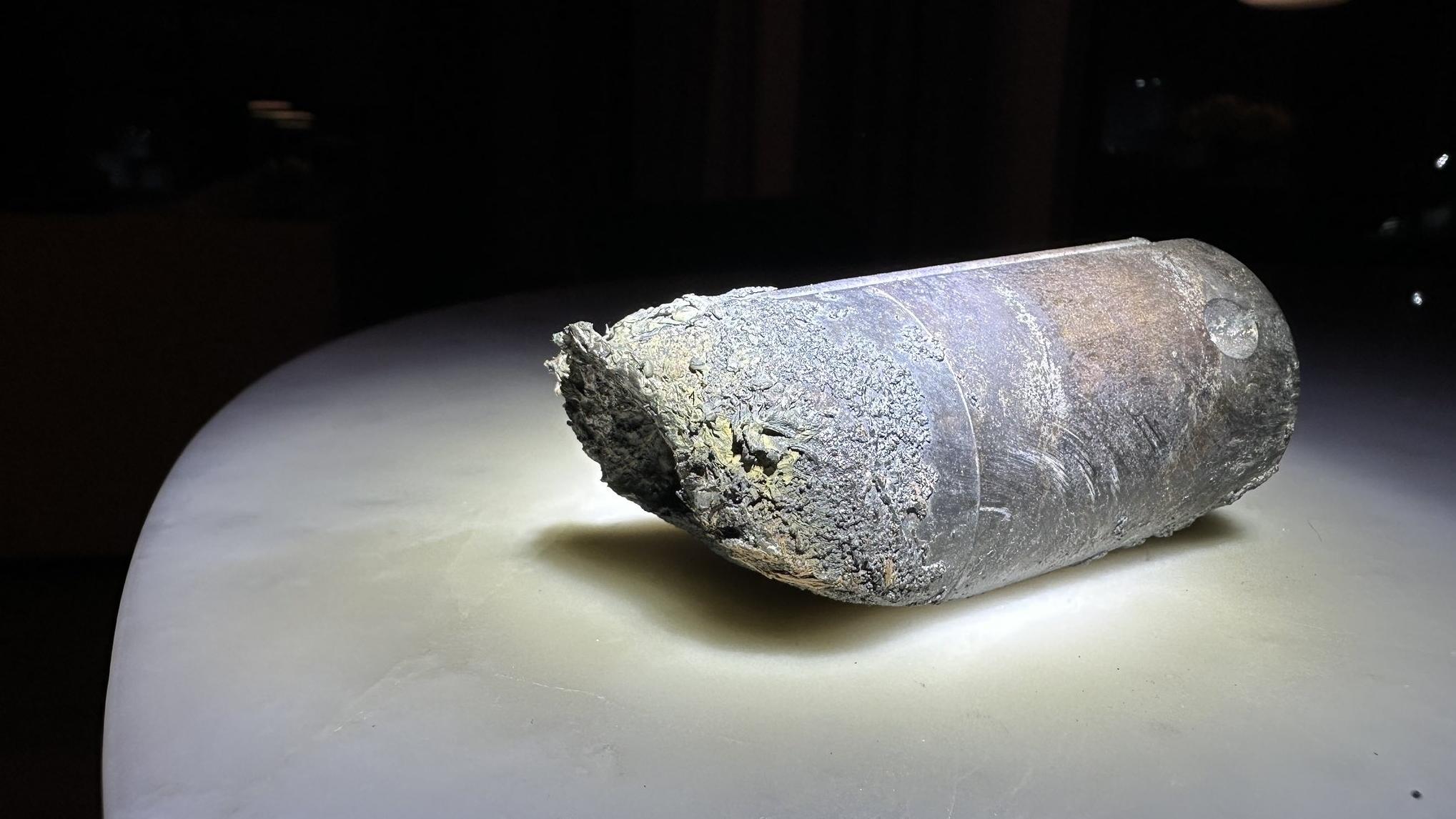 居民奧蒂羅上傳砸爛其屋頂物體的照片。(互聯網)