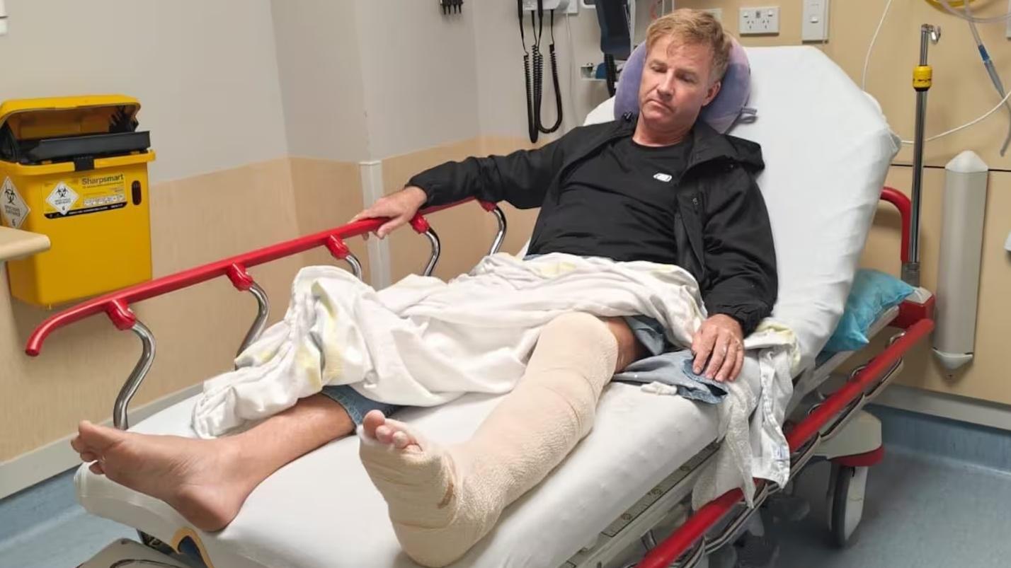 尼科在機上摔倒致腿骨折斷，要忍痛6個半小時才能就醫。(互聯網)