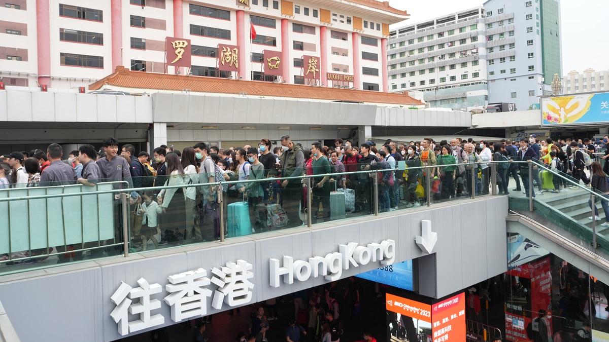 深圳口岸辦預計今日出現回港高峰。(資料圖片／陳奕釗攝)