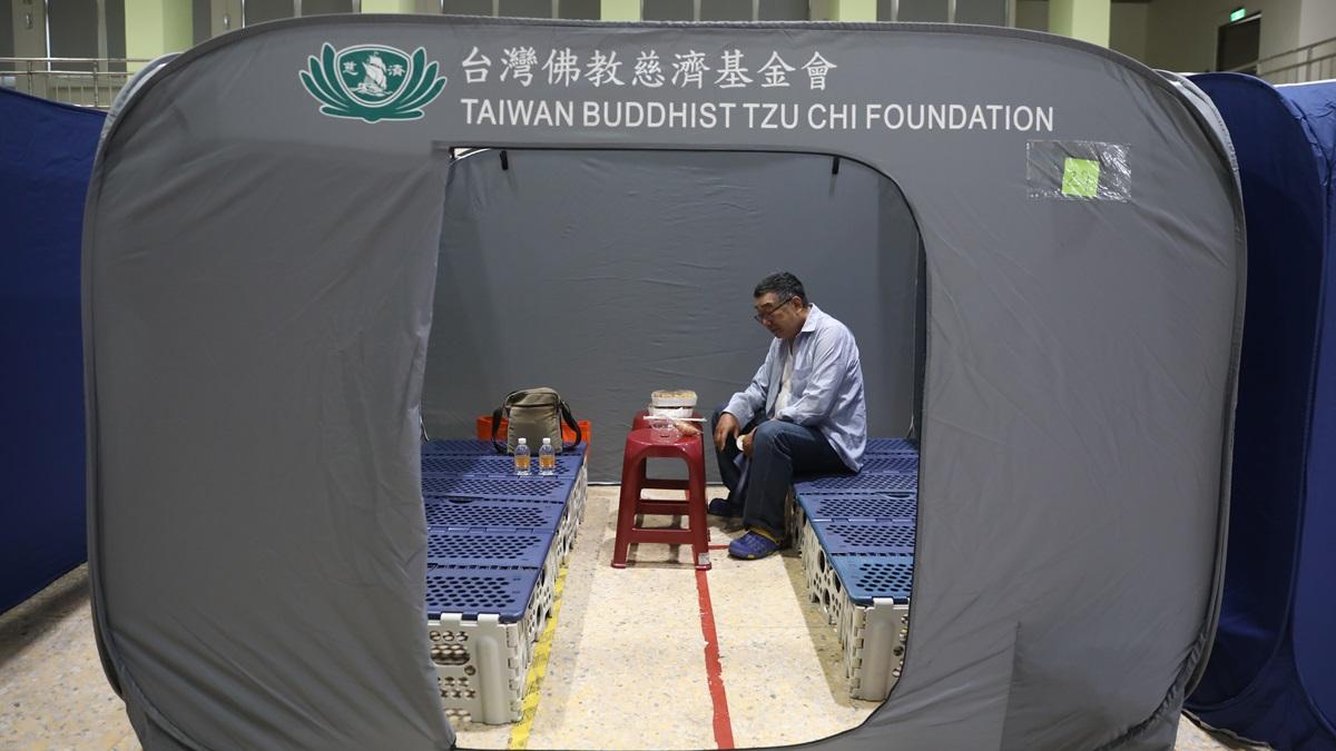 花蓮市中華國民小學已改為安置災民的臨時收容中心。(中新社)