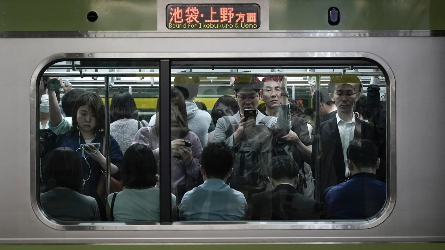 在日本搭列車，上下班繁忙時間人多擠迫，部分行為易令人反感。(資料圖片)