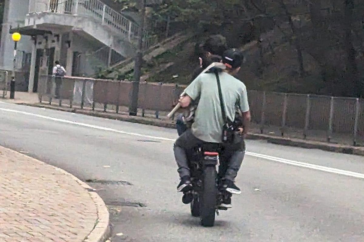 網上流傳圖片顯示慈雲山有3人涉違例騎電動單車。(FB群組「車cam L (香港群組)」)