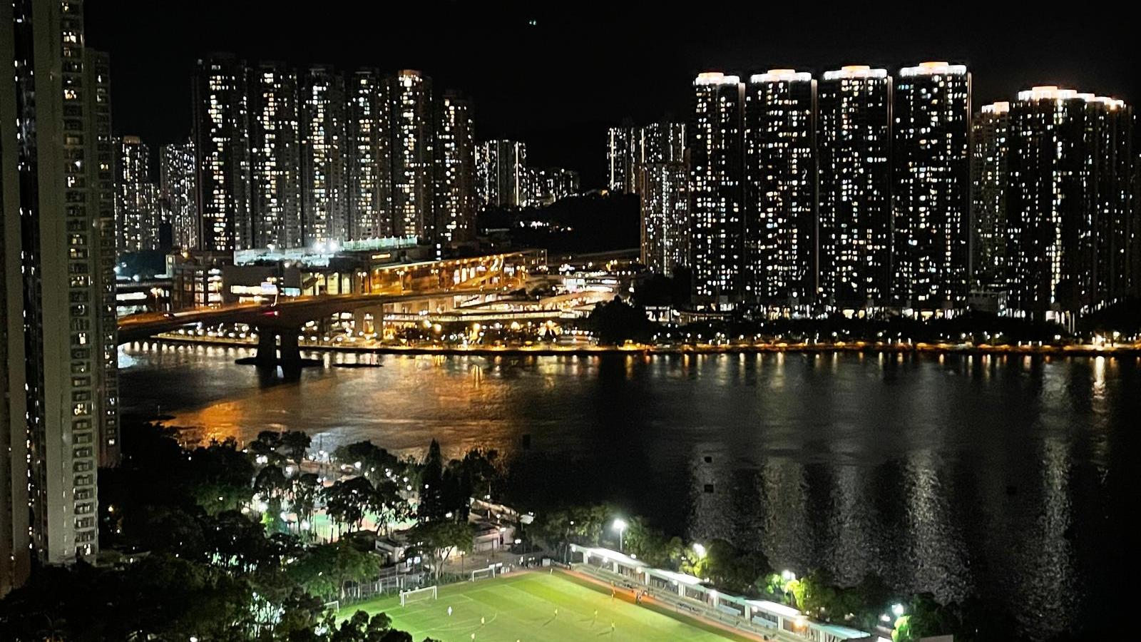 環宇海灣最新沽出的套三房單位，位於屋苑前排臨海位置，日夜景觀均優美吸引。(代理提供)