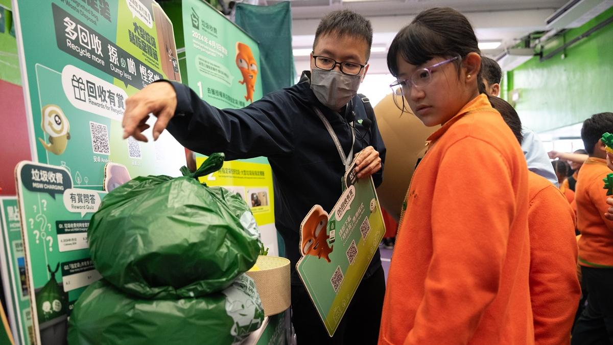 政府在社區展開垃圾徵費宣傳。(資料圖片／林靄怡攝)