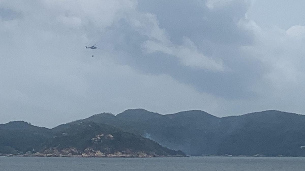 南丫島對開鹿洲發生山火，冒出烈焰和大量濃煙。(吳浩南攝)
