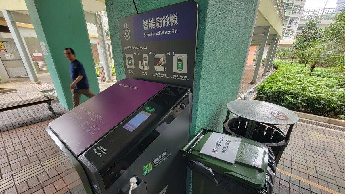 有智能廚餘機旁邊放置膠袋棄置桶。(資料圖片／鍾式明攝)