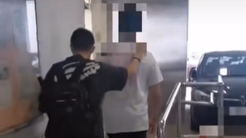 涉案23歲男子被捕後由警員押走。(葵青警區fb圖片)