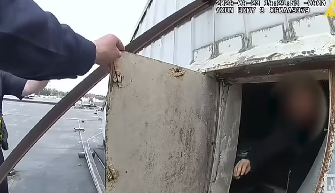 有片｜美婦被揭住店舖招牌內 究竟點做到？片段首曝光