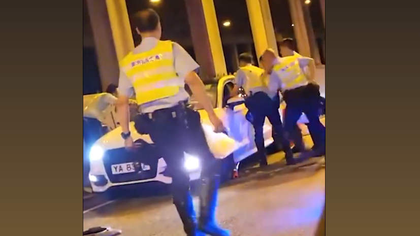 多名交警上前包圍私家車。(FB「香港突發事故報料區」)