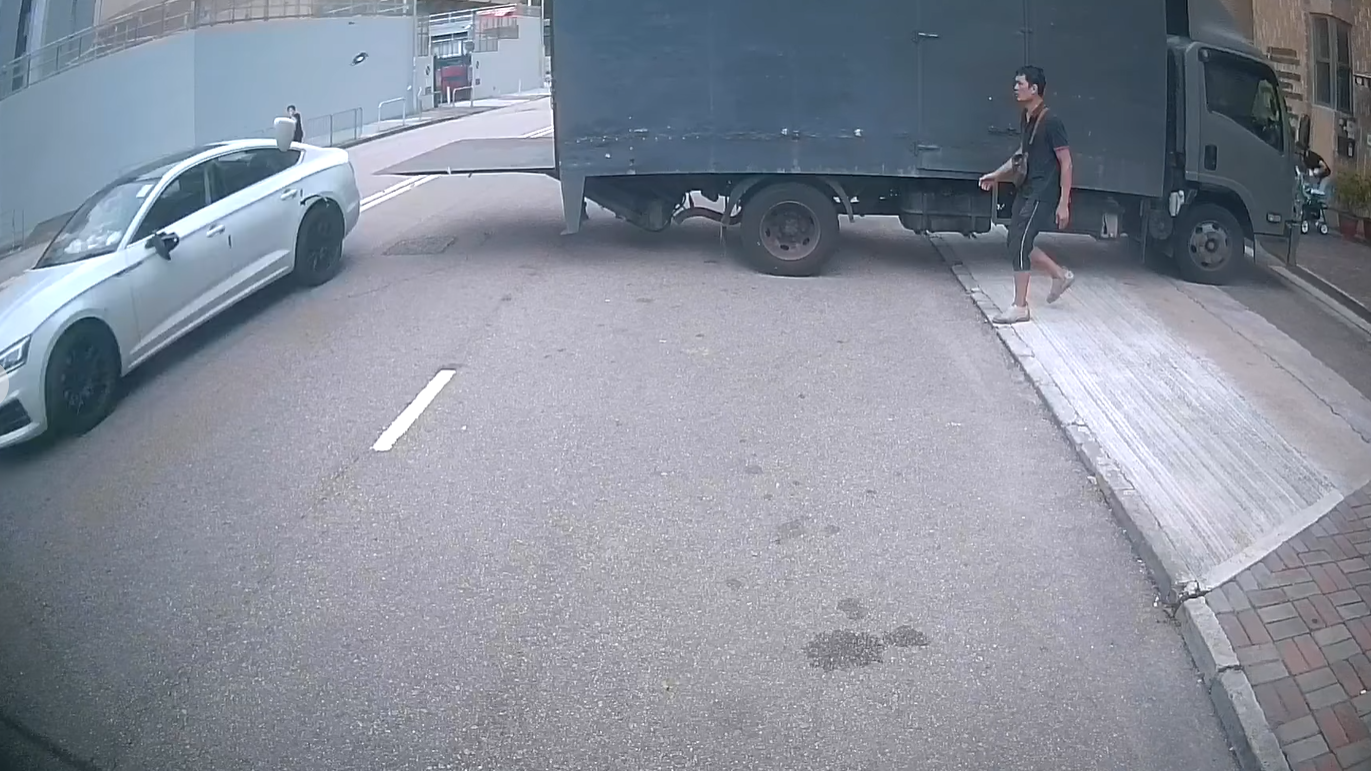 車CAM直擊｜貨車打橫落尾板 私家車側鏡被撞粉碎 (@fb車cam L（香港群組）/Sing Yiu影片截圖)