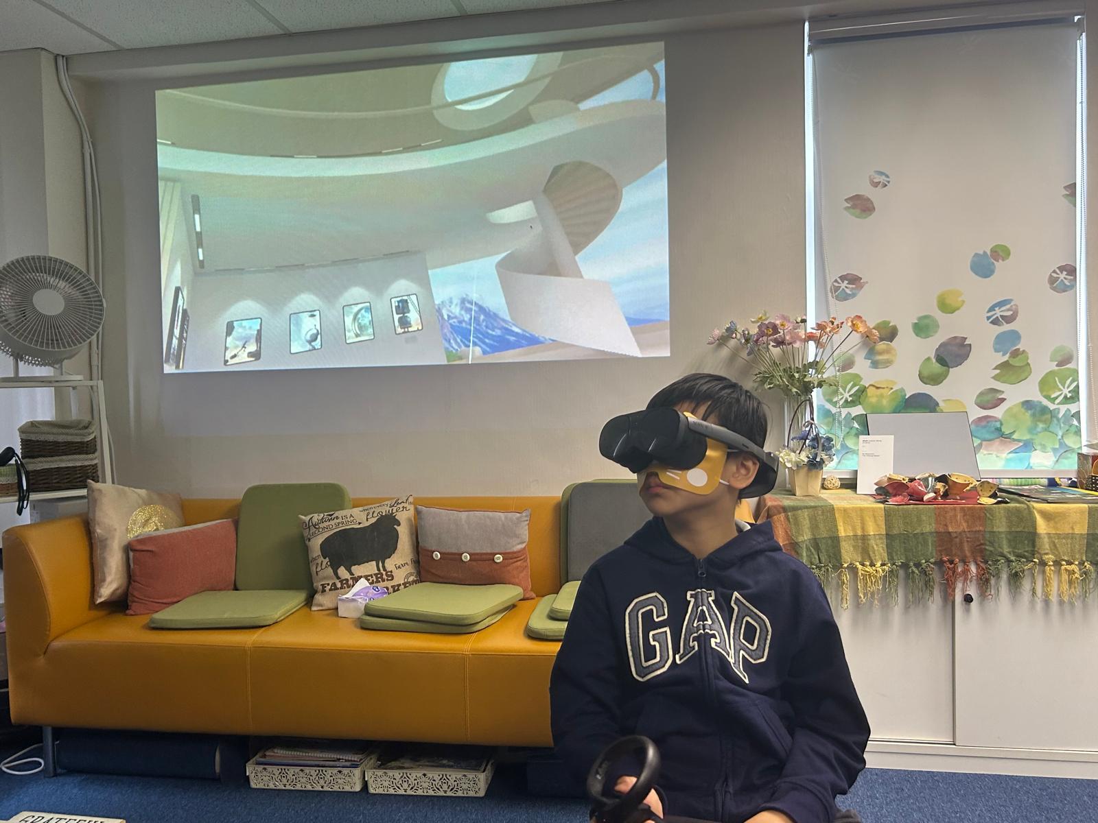 有義工團隊透過人工智能(AI)及虛擬實境(VR)技術，將離世親人仿似真人再次在家屬眼前「出現」。