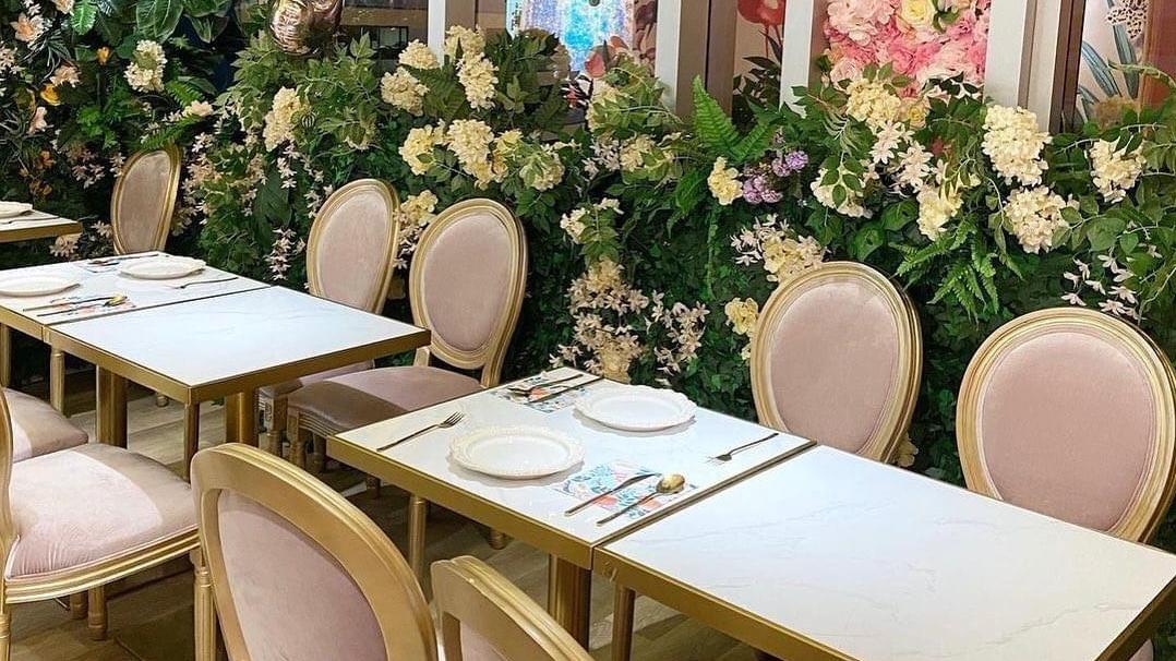 位於銅鑼灣的「就是偏偏喜歡你」餐廳開業以來均持續有聘用殘疾的全職或實習員工，部分累積一定經驗更成功跳糟。