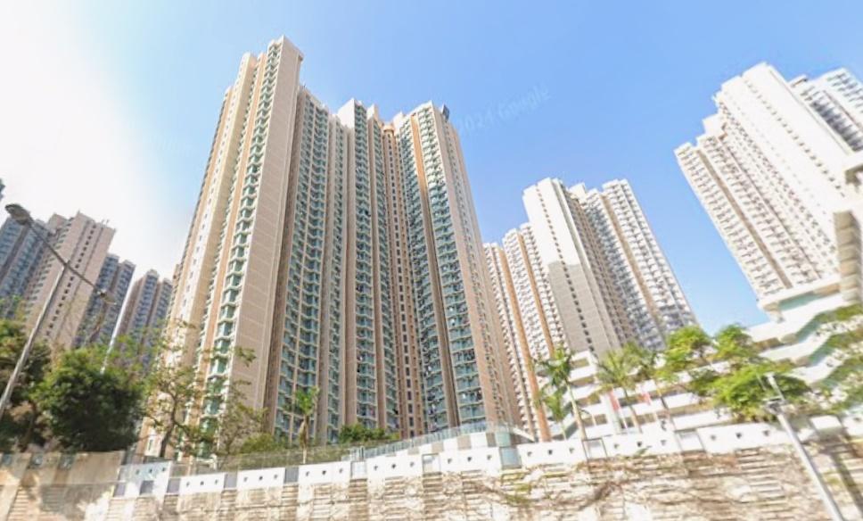 將軍澳健明邨多次高空擲物，包括麻雀牌，37歲女子被捕。(Google Map)