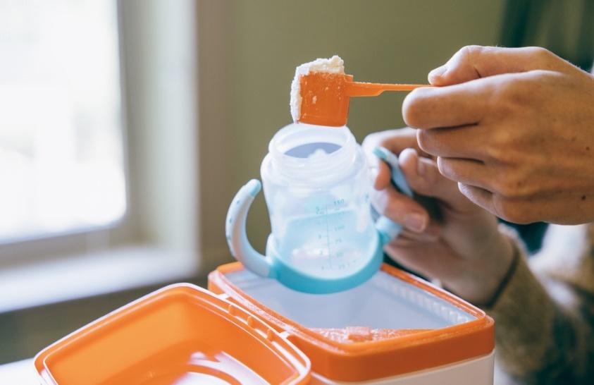 粗心嫲嫲將酒當水沖奶，4個月大男嬰飲幾啖即昏迷。(網上圖片)