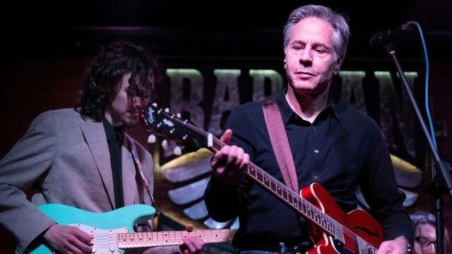 布林肯基輔酒吧彈結他獻唱撐烏克蘭，網民：時機不當。(X)