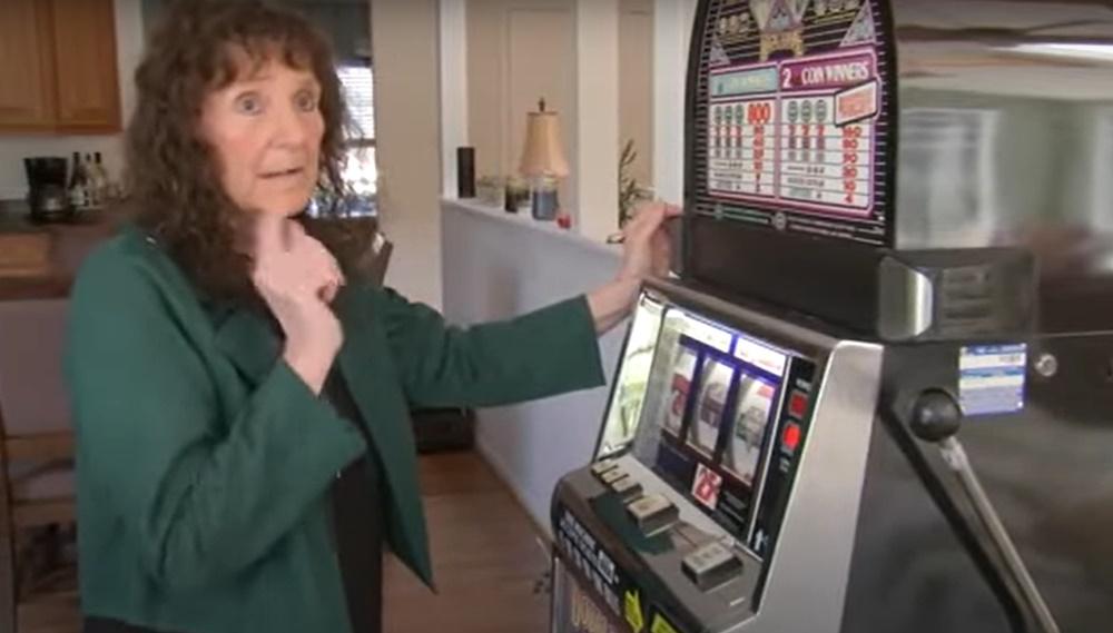 72歲婦玩老虎機贏999萬，賭場又用呢招丟2700元圖打發。(YouTube)