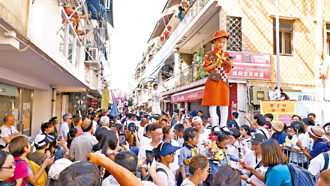 太平清醮旺爆長洲 飄色巡遊受歡迎 排長龍買平安包 商戶讚人流勝預期